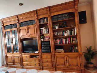 Boiserie de madera de pino color miel