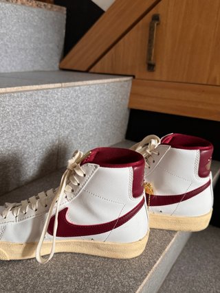 Nike Blazer blancas y burdeos
