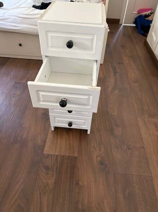 Cajonera blanca con tiradores negros