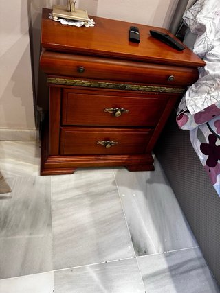 Mueble de comedor de madera oscura
