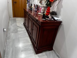 Mueble de comedor de madera oscura