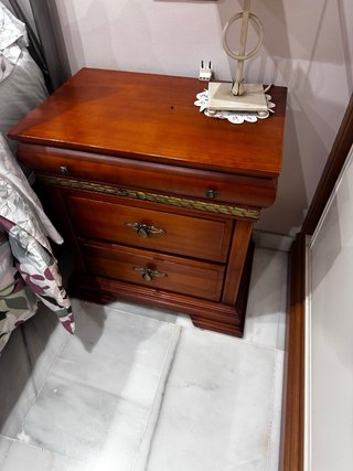 Mueble de comedor de madera oscura