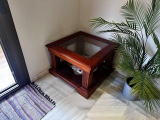 Mueble de comedor de madera oscura