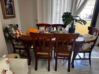 Mueble de comedor de madera oscura