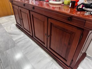 Mueble de comedor de madera oscura