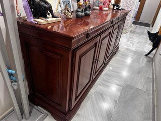 Mueble de comedor de madera oscura