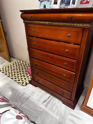 Mueble de comedor de madera oscura