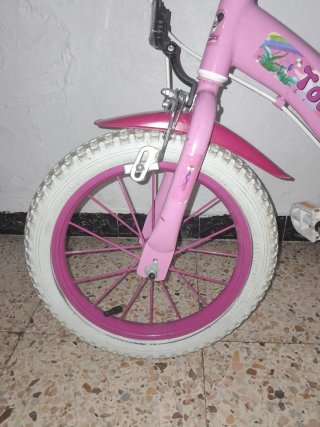 Bicicleta infantil rosa con cesta