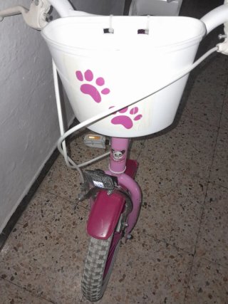 Bicicleta infantil rosa con cesta