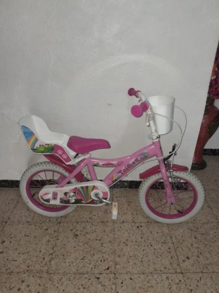 Bicicleta infantil rosa con cesta