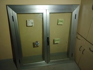 Ventana de aluminio gris