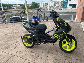 Yamaha Aerox Negra y Amarilla