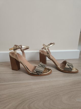 Zapatos de tacón dorados Trucco