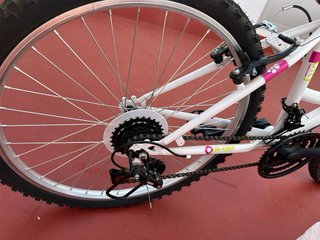 Bicicleta infantil 24 FIRST