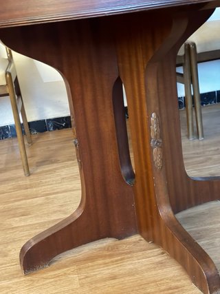 Mesa redonda de comedor de madera y cristal.