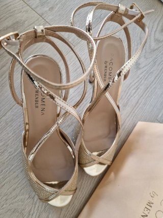 Sandalia fiesta Pacomena by Menbur dorado
