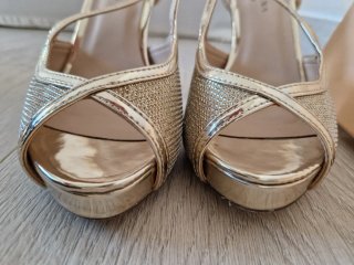 Sandalia fiesta Pacomena by Menbur dorado