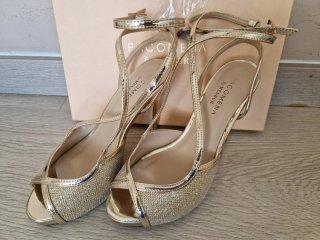 Sandalia fiesta Pacomena by Menbur dorado