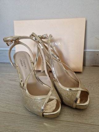 Sandalia fiesta Pacomena by Menbur dorado