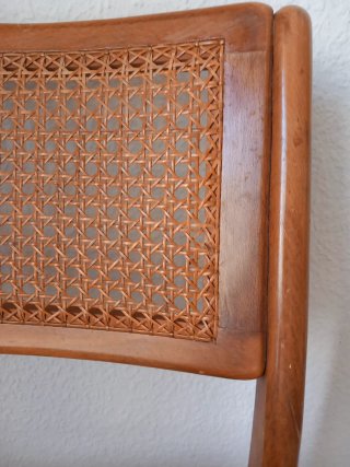 Silla de madera con asiento de rejilla