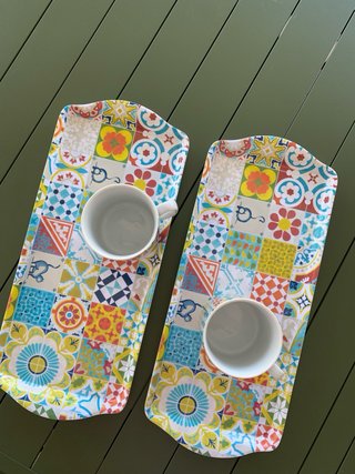Set di tazze e vassoi con design a piastrelle blu