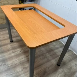 Mesa de madera con patas metálicas