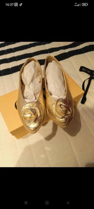 Bailarinas Gaimo doradas con flor