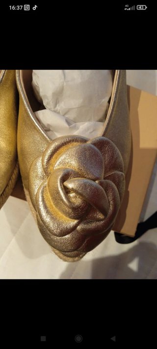 Bailarinas Gaimo doradas con flor