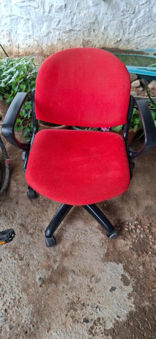Silla de escritorio roja y negra