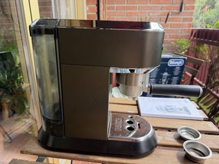 Cafetera DeLonghi Dedica Style Negra