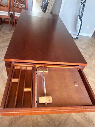 Aparador de madera con vitrina y cajones y mesa