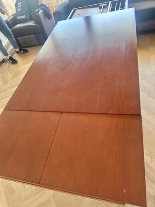 Aparador de madera con vitrina y cajones y mesa