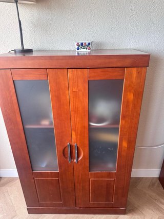 Aparador de madera con vitrina y cajones y mesa