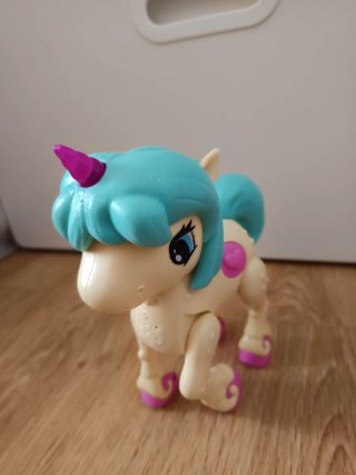 Unicornio de juguete azul y rosa