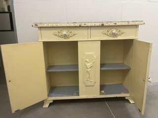 Cómoda antigua de madera y porcelana