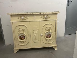 Cómoda antigua de madera y porcelana