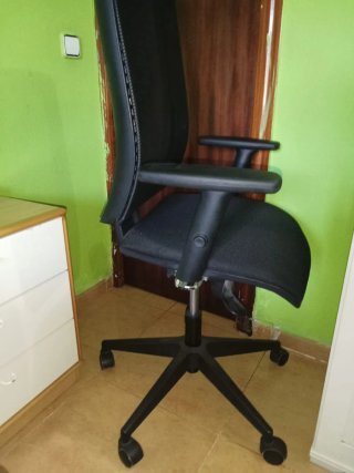 Silla ergonómica de oficina negra