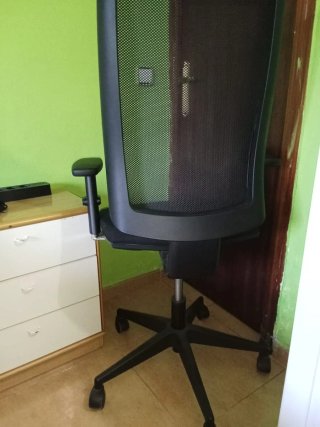 Silla ergonómica de oficina negra