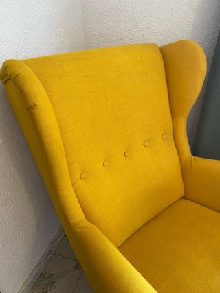 Sillón orejero amarillo IKEA STRANDMON