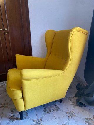 Sillón orejero amarillo IKEA STRANDMON