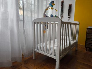 Cuna bebé con móvil, ropa de cama y accesorios