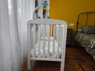 Cuna bebé con móvil, ropa de cama y accesorios