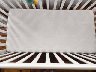 Cuna bebé con móvil, ropa de cama y accesorios