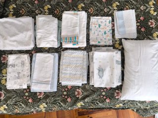 Cuna bebé con móvil, ropa de cama y accesorios