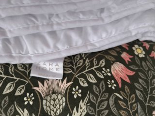 Cuna bebé con móvil, ropa de cama y accesorios