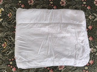 Cuna bebé con móvil, ropa de cama y accesorios