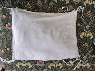 Cuna bebé con móvil, ropa de cama y accesorios
