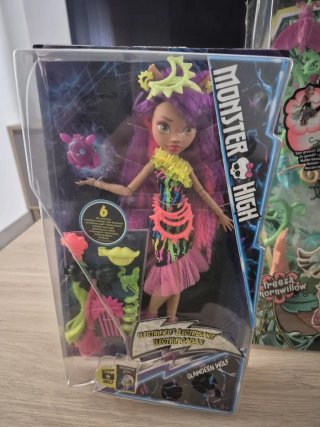 Lote 5 Muñecas: 3 Monster High, 1 Rainbow