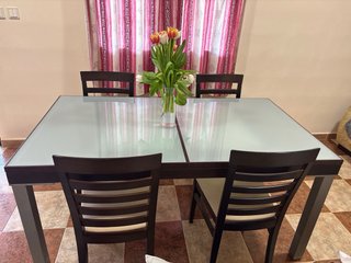Mesa de salón y 5 sillas