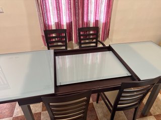Mesa de salón y 5 sillas